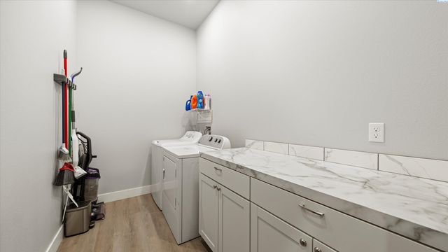 616 N Riverside Dr, West Richland, WA 99353