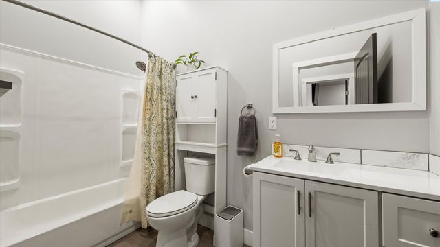 616 N Riverside Dr, West Richland, WA 99353