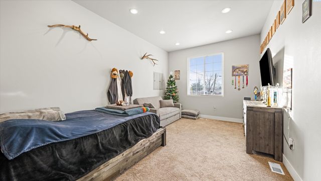 616 N Riverside Dr, West Richland, WA 99353