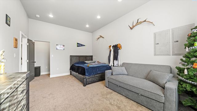 616 N Riverside Dr, West Richland, WA 99353