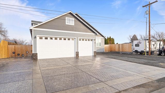 616 N Riverside Dr, West Richland, WA 99353