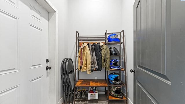 616 N Riverside Dr, West Richland, WA 99353