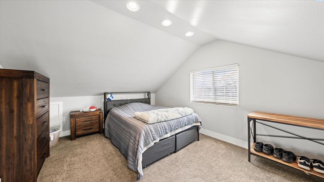 616 N Riverside Dr, West Richland, WA 99353