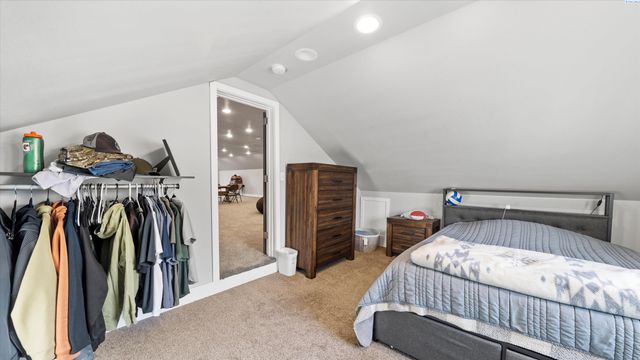 616 N Riverside Dr, West Richland, WA 99353