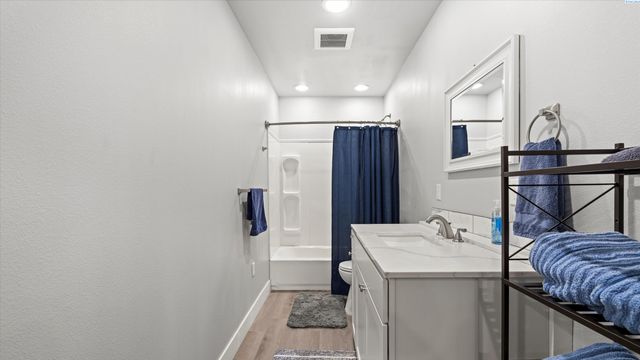 616 N Riverside Dr, West Richland, WA 99353