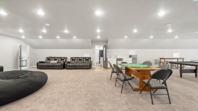 616 N Riverside Dr, West Richland, WA 99353