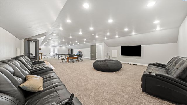 616 N Riverside Dr, West Richland, WA 99353