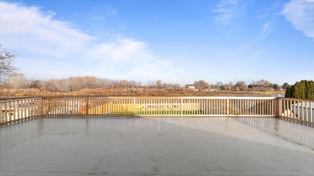 616 N Riverside Dr, West Richland, WA 99353