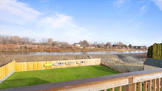 616 N Riverside Dr, West Richland, WA 99353