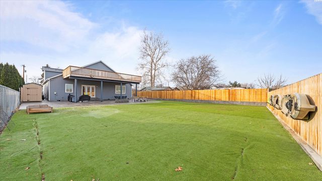 616 N Riverside Dr, West Richland, WA 99353