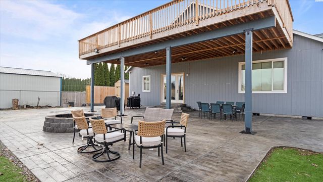 616 N Riverside Dr, West Richland, WA 99353