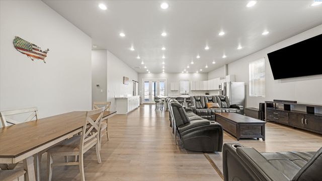 616 N Riverside Dr, West Richland, WA 99353