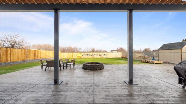 616 N Riverside Dr, West Richland, WA 99353