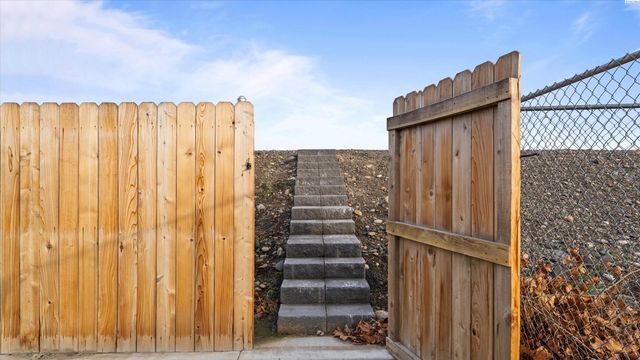 616 N Riverside Dr, West Richland, WA 99353