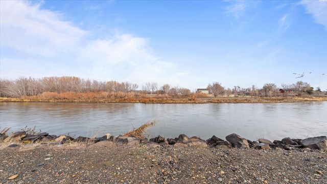 616 N Riverside Dr, West Richland, WA 99353