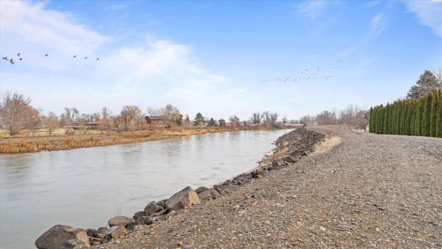 616 N Riverside Dr, West Richland, WA 99353