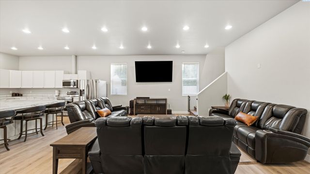 616 N Riverside Dr, West Richland, WA 99353