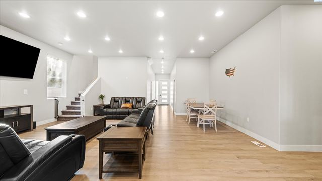 616 N Riverside Dr, West Richland, WA 99353