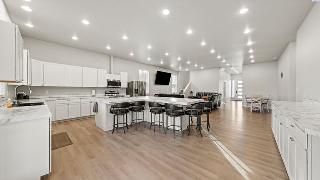 616 N Riverside Dr, West Richland, WA 99353