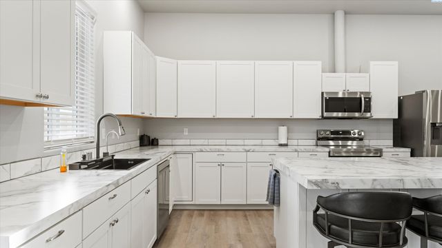 616 N Riverside Dr, West Richland, WA 99353