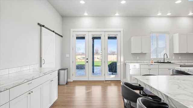 616 N Riverside Dr, West Richland, WA 99353