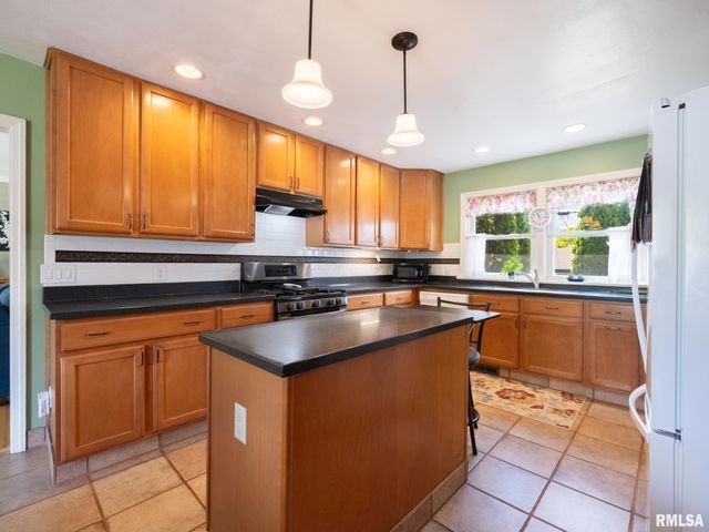 420 W RIDGEMONT Road, Peoria, IL 61614