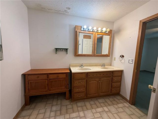 808 Redbud Lane, Frontenac, KS 66763