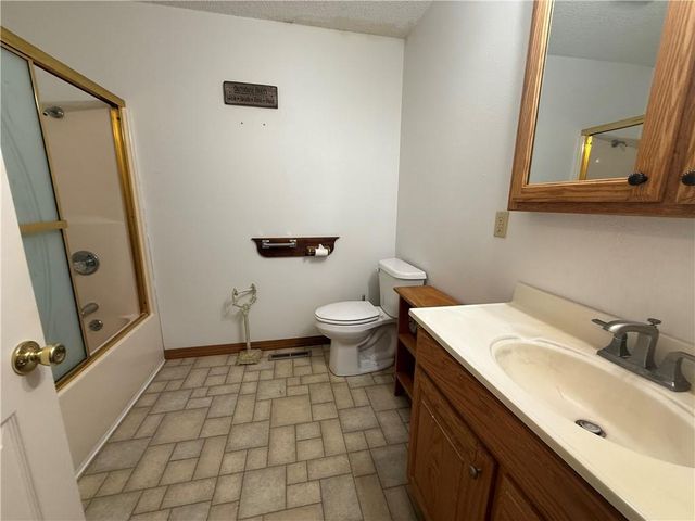 808 Redbud Lane, Frontenac, KS 66763