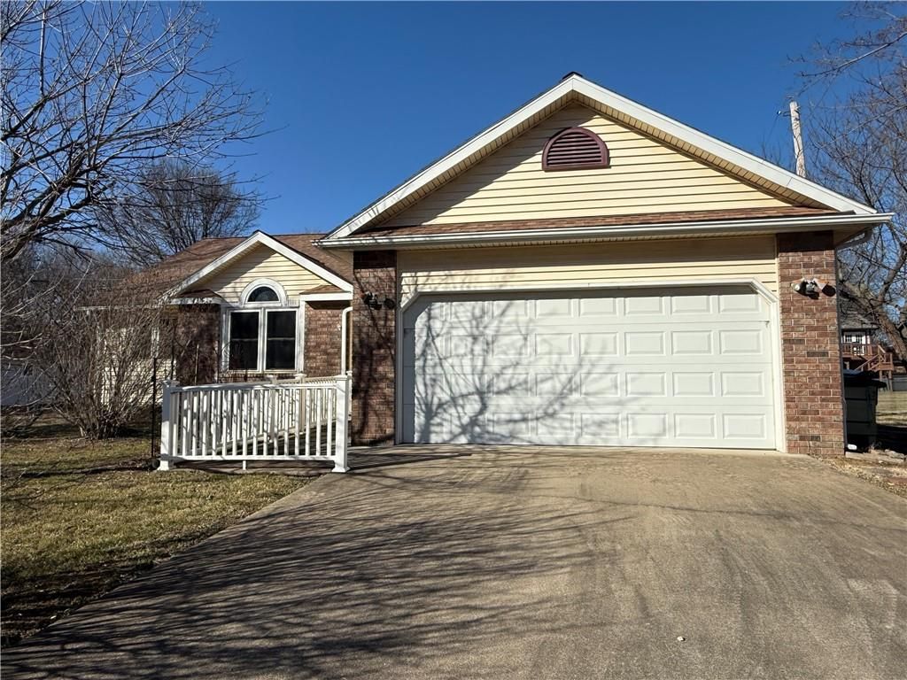 808 Redbud Lane, Frontenac, KS 66763