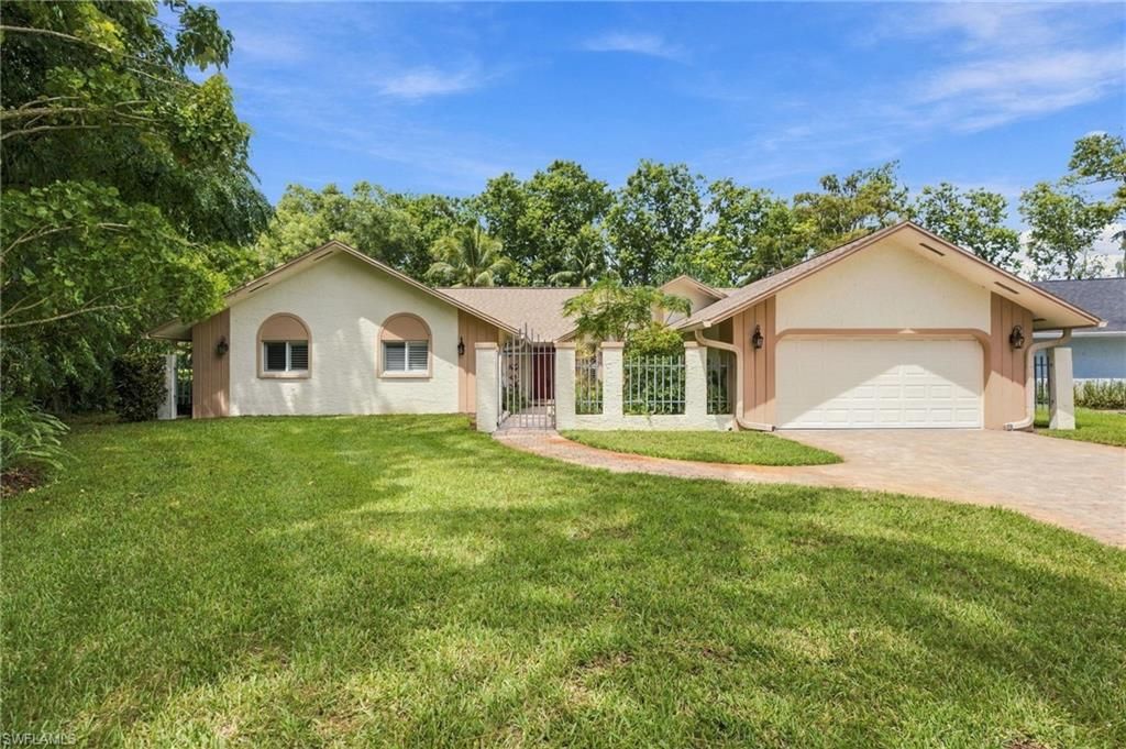 3066 Round Table LN, Naples, FL 34112
