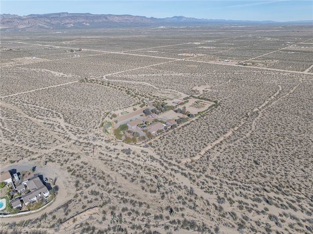 14158 S Calabasas Road, Yucca, AZ 86438