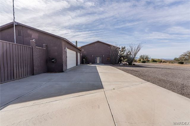 14158 S Calabasas Road, Yucca, AZ 86438