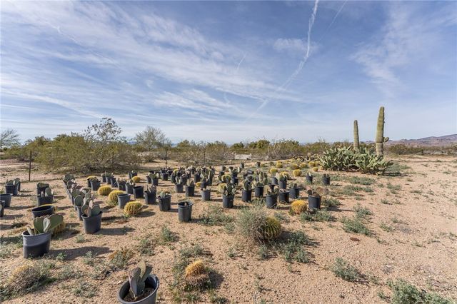 14158 S Calabasas Road, Yucca, AZ 86438