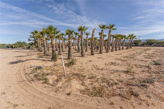 14158 S Calabasas Road, Yucca, AZ 86438