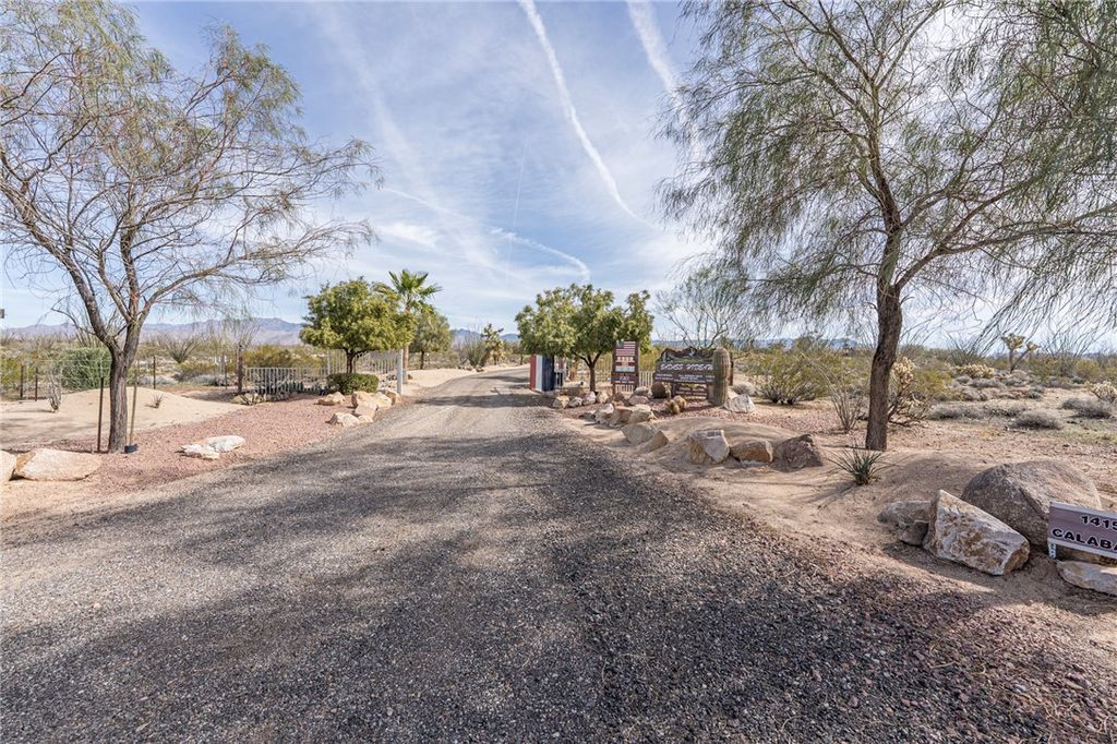 14158 S Calabasas Road, Yucca, AZ 86438