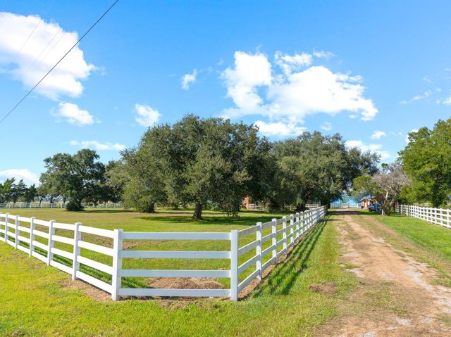 2613 State Highway 60 N, Bay City, TX 77414