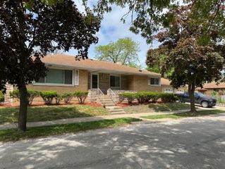32 Elizabeth Street, Calumet City, IL 60409