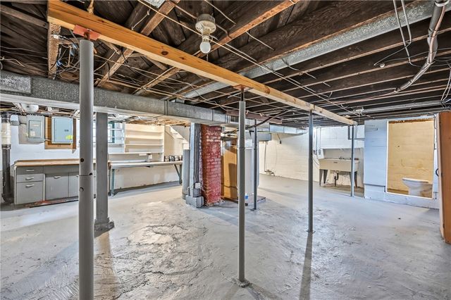 564 Spruce Ave, Sharon, PA 16146