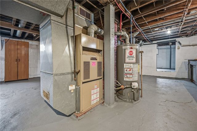 564 Spruce Ave, Sharon, PA 16146