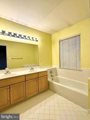 114 LONGPOINT WAY, Gaithersburg, MD 20878