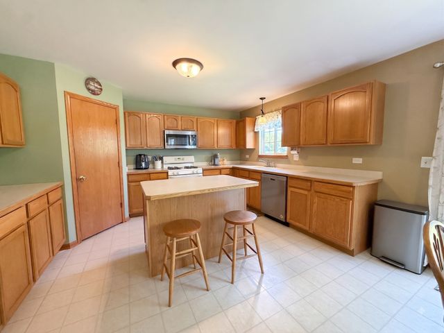 250 Sparrow Drive, Woodstock, IL 60098