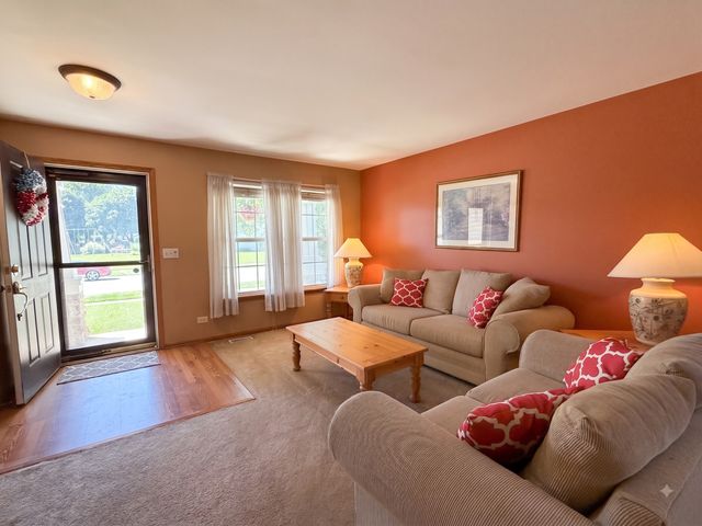 250 Sparrow Drive, Woodstock, IL 60098
