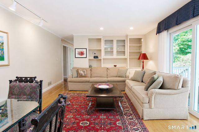26 Rushleigh Road, West Hartford, CT 06117