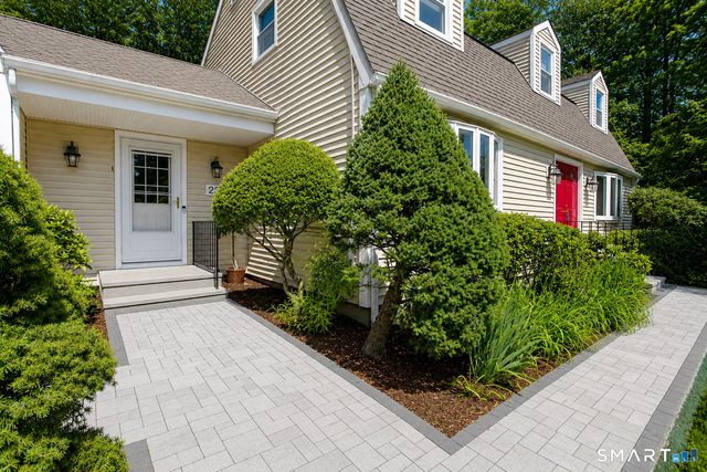26 Rushleigh Road, West Hartford, CT 06117
