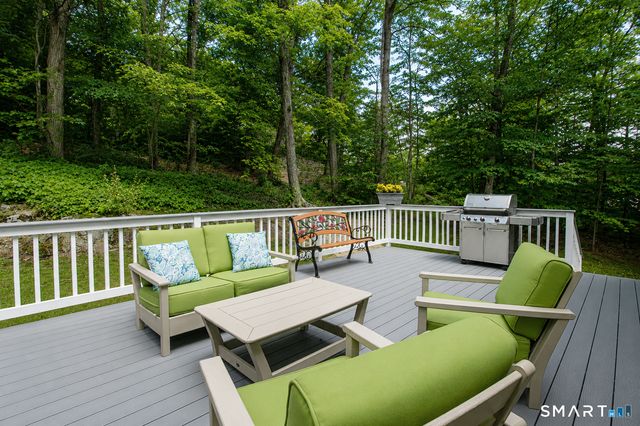 26 Rushleigh Road, West Hartford, CT 06117
