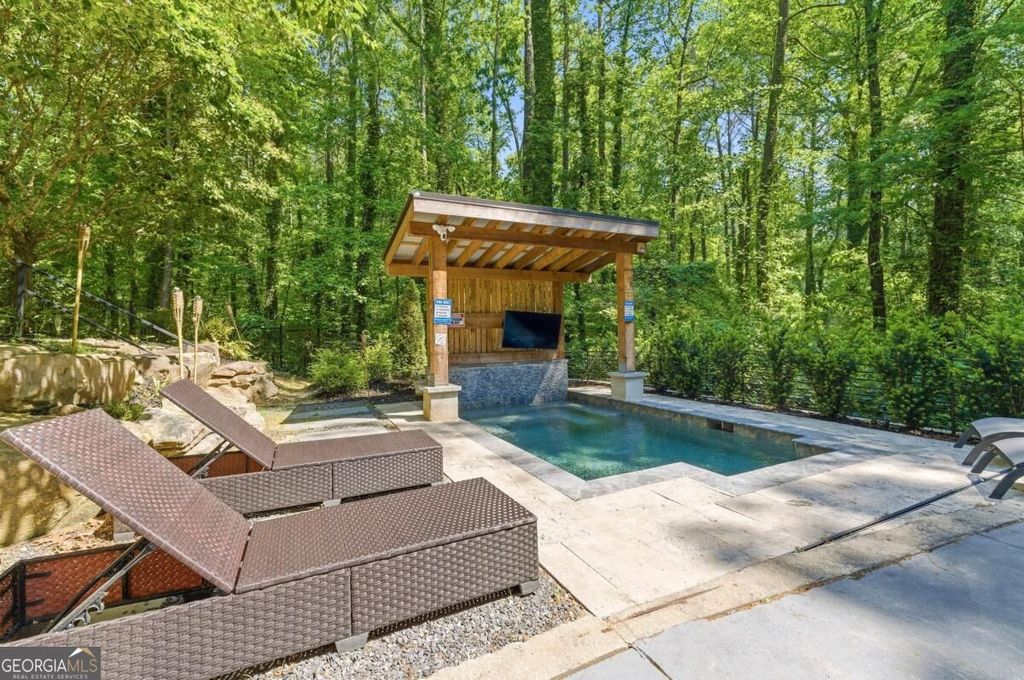 643 Larchmont Circle NW, Atlanta, GA 30318 — photo 2