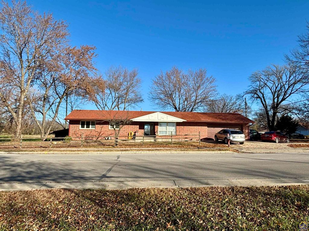 924 E South Ave, Emporia, KS 66801