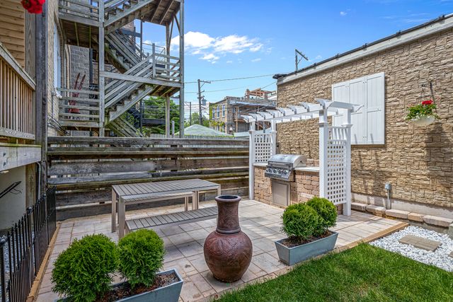 2440 W Iowa Street 2, Chicago, IL 60622