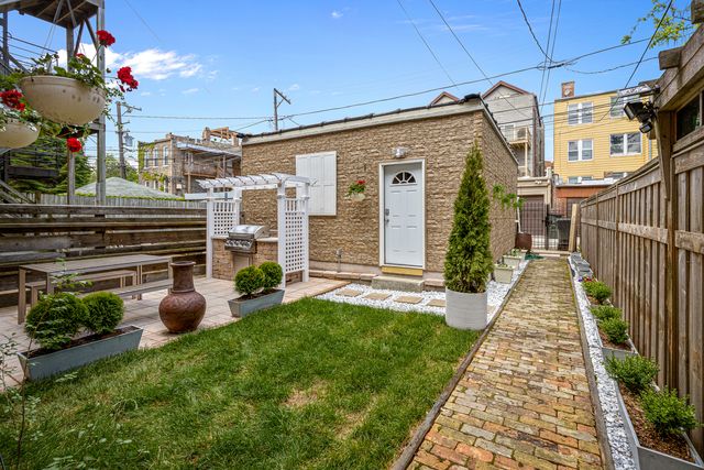 2440 W Iowa Street 2, Chicago, IL 60622