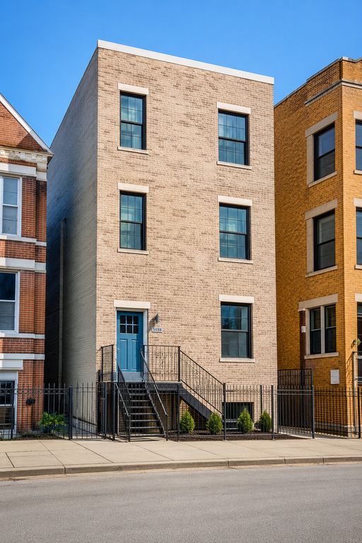 2440 W Iowa Street 2, Chicago, IL 60622